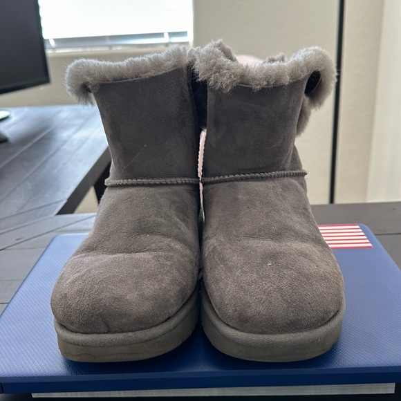 Charcoal Gray UGGS size 9 - Picture 3 of 6